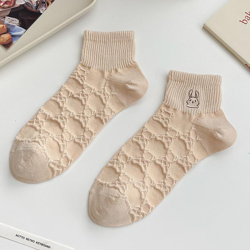 

Ladies Spring and Summer New Cute Rabbit Embroidered Dark Jacquard College Style Short Tube Cotton Socks 1 pair телесный