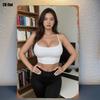 Hochauflösende Blechmalerei Frau im weißen Crop-Top und schwarzen Leggings im Homeoffice Vintage Metallschild Wandkunst Dekor