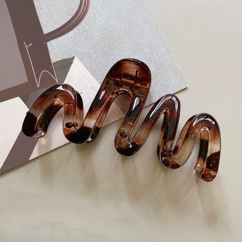 Women's Y2K Wavy High Glossy Amber Brown 11cm/4.33in Large Lightweight Plastic Hair Clip Elegant Minimalistic Hair Accessories