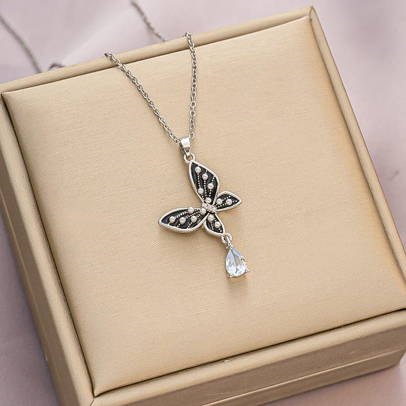 

Ожерелье с подвеской-бабочкой и кисточками