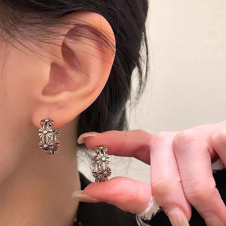 Dark Retro Do Old Niche Hollowed Out Rattan Flowers Winding Ancient Earrings Female Ins Wind Simple Personality Earrings Ambience Back To School