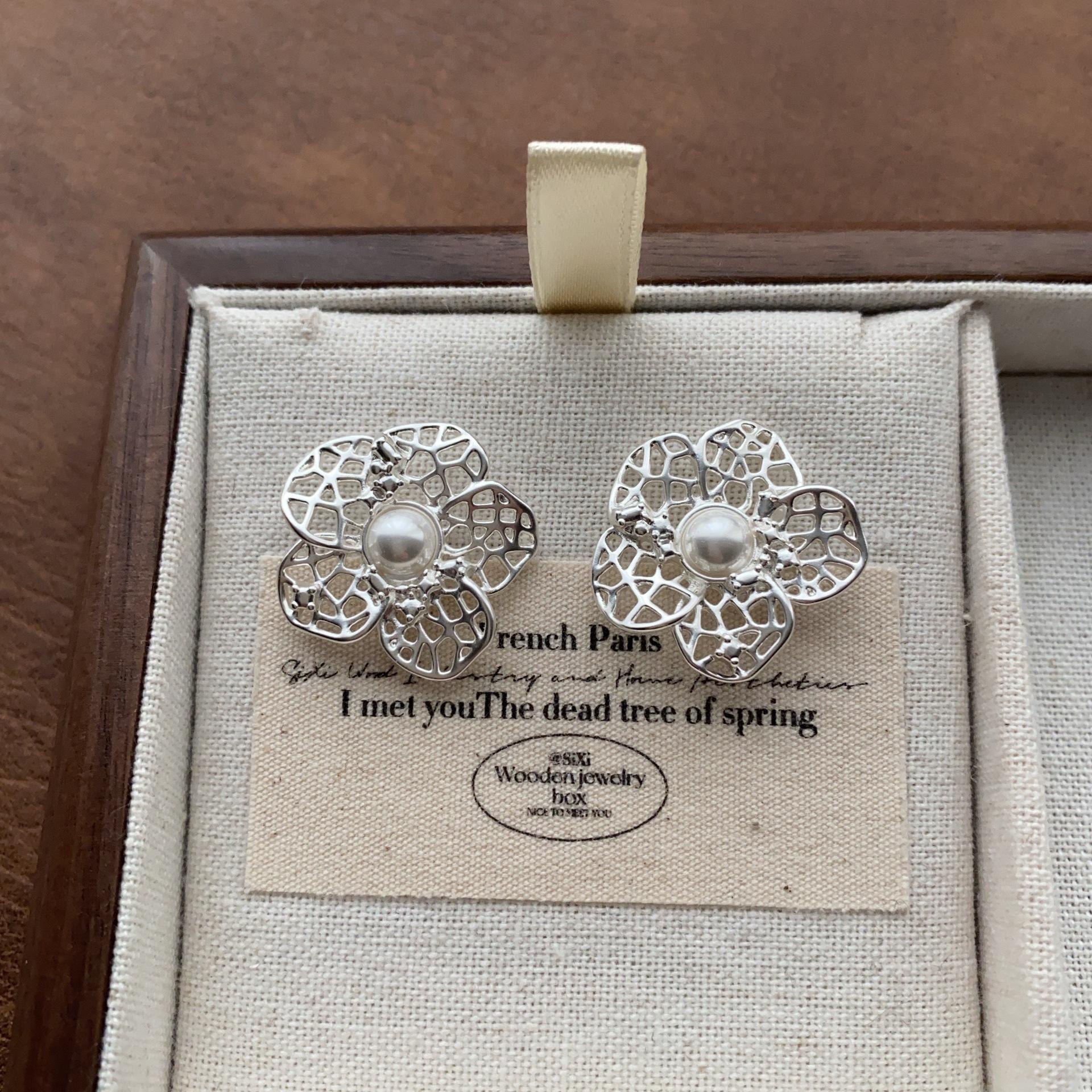 French hollow flower pearl stud earrings light luxury retro fashion high sense gentle atmosphere commuter earrings women