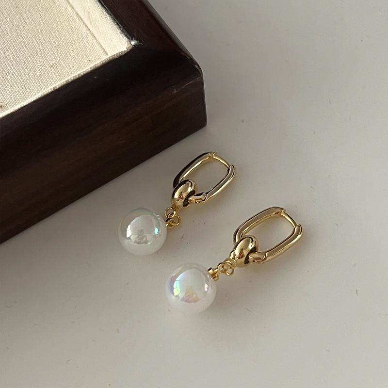 2023 Trendy Retro Pearl Stud Earrings: Sparkly Niche Design for Women