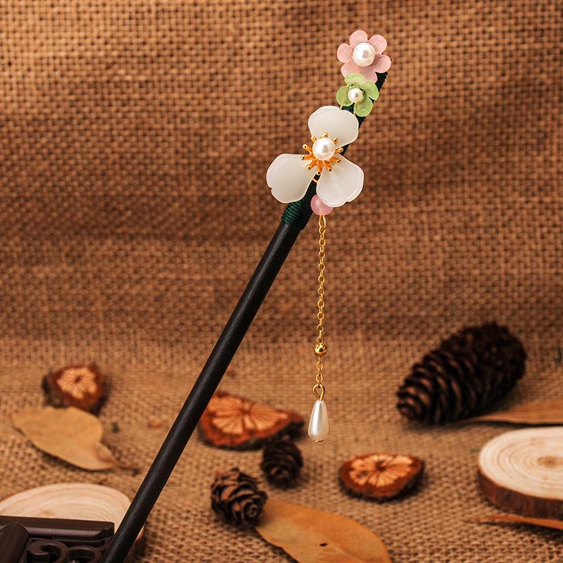Vintage-Style Ebony Imitation Hairpin with Tassels and Wooden Step-Shaking Design for Hanfu and Ancient Costume Accessories