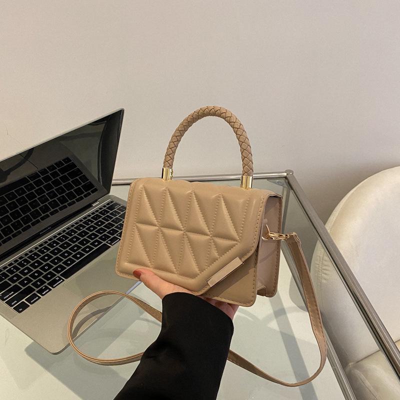"2023 Trendy Diamond Texture Women's Square Handbag with Chain - Fashionable Shoulder Messenger Bag"