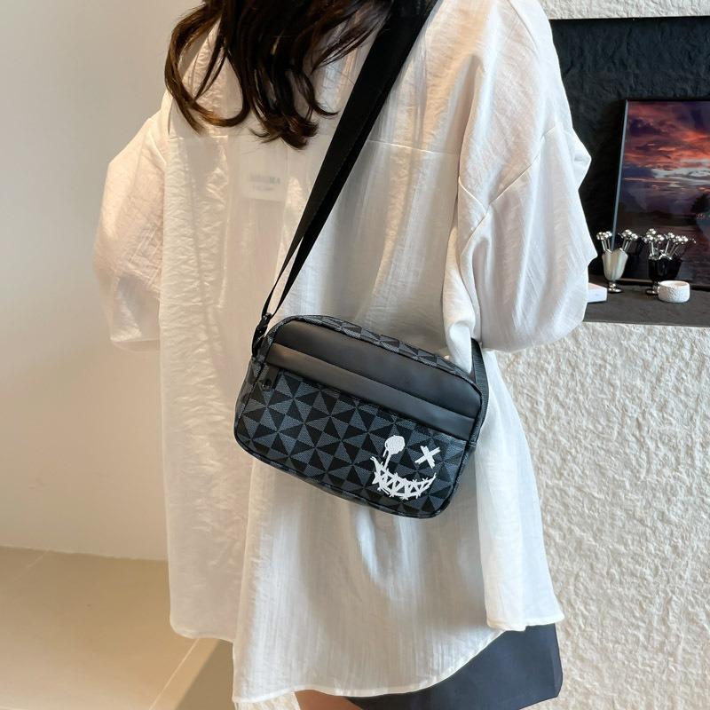 Spring new women's fashion simple personality casual large capacity fashionable messenger mobile phone shoulder small square bag