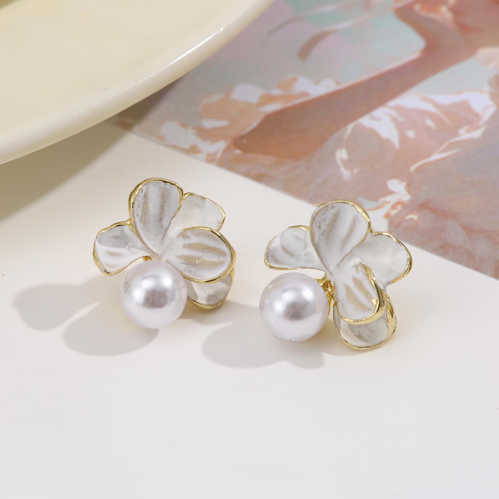 Elegant White Flower Pearl Earrings - Simple, Exquisite Design
