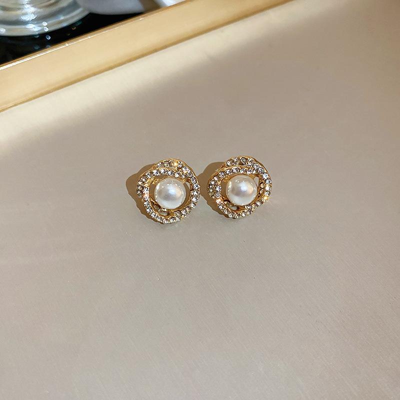 Silver needle European and American personality exaggerated flash diamond earrings retro love round earrings super flash atmospheric earrings
