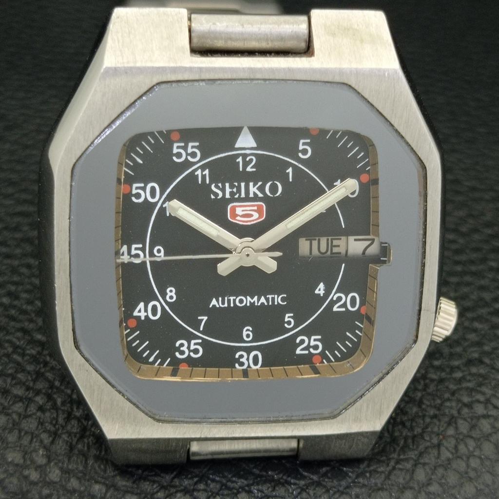 ORIGINÁLNÍ VINTAGE SEIKO 5 AUTOMATIC JAPAN 7009A PÁNSKÉ HODINKY S ČERNÝM CIFERNÍKEM a702468-5 R124-a702468