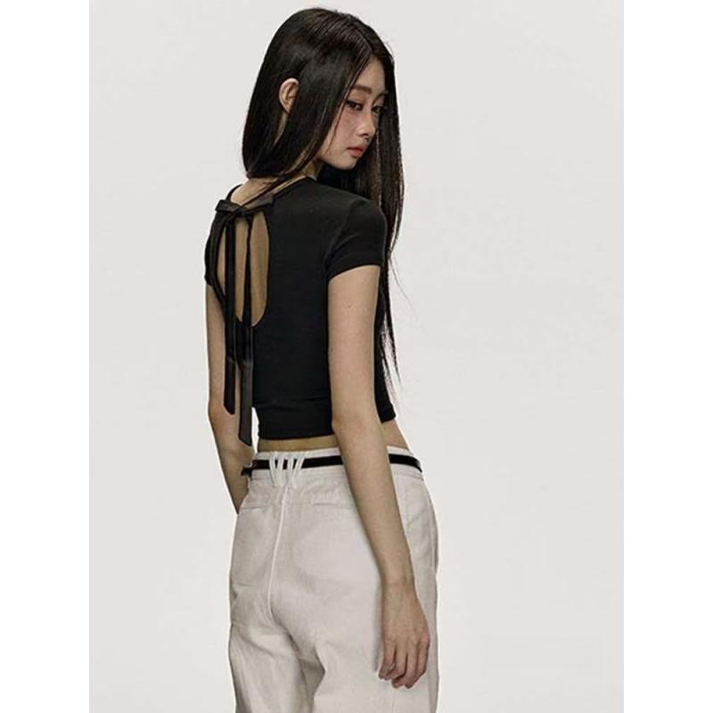 T-shirt alla moda ed elegante a maniche corte con taglio posteriore per donna - Un top aderente con scollo rotondo profondo e apertura posteriore.