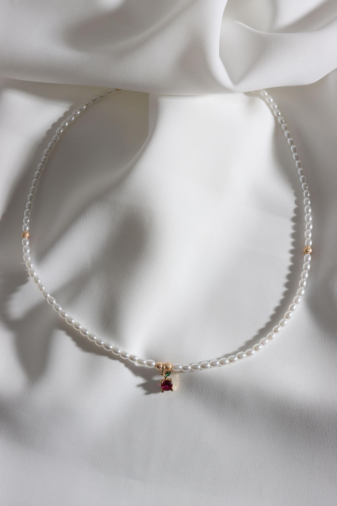 

Жемчужное ожерелье с подвеской из красного циркона и яблока