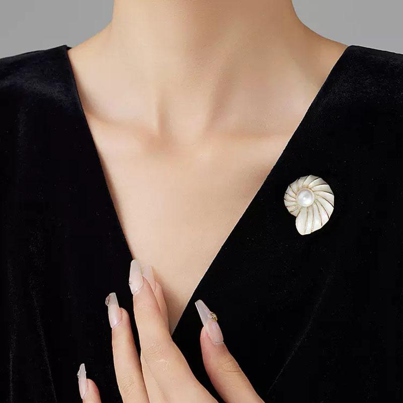 Exquisite Conch Pearl Brooch for Women, Creative and Niche Design Sense, Marine Creature Coat Suit Pin