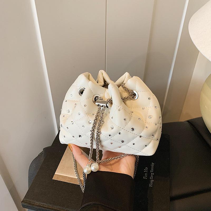 Niche portable bucket bag women's spring new fashion diamond chain bag high value messenger bag