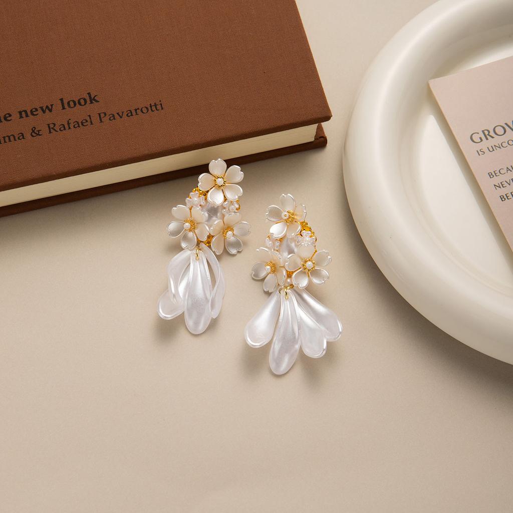 Mori Petal Resin White Flower Fringed Earrings Light Luxury High-End Earrings Atmosphere Ear Clips