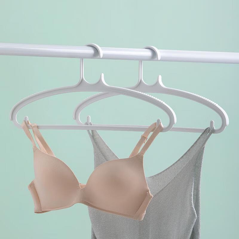 Chahua Seamless Wide Shoulder Non-slip Hangers (3-Pack)