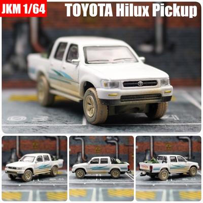 1/64 TOYOTA Hilux Pickup Truck Miniatura Samochodu Zabawkowego Pojazdu Premium Model Free Wheels Diecast Metal Alloy Kolekcja Prezent