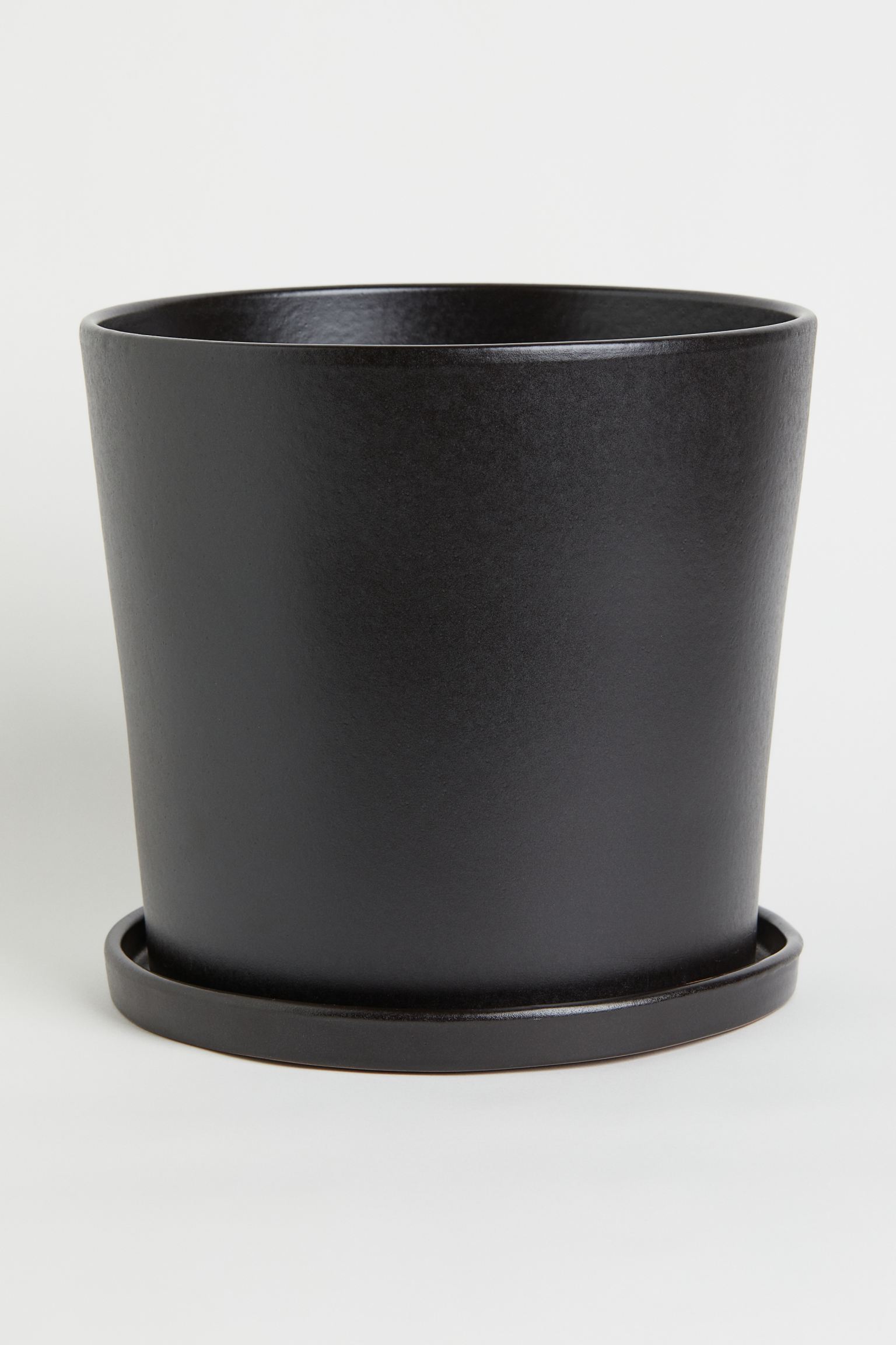 

Большой горшок для растений и блюдце