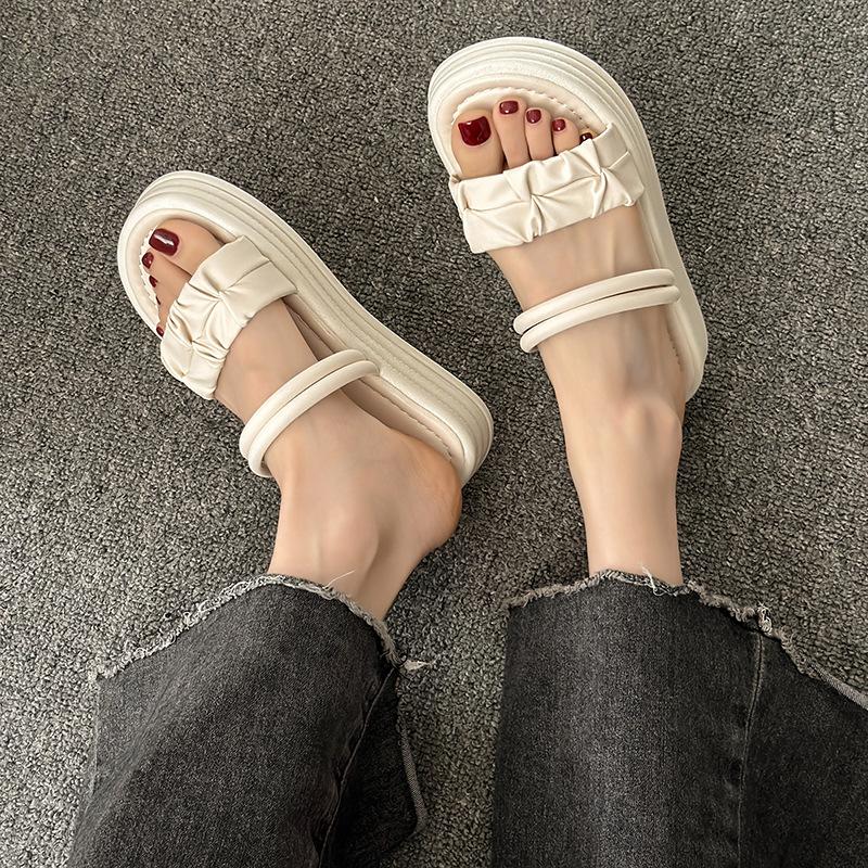 Feenwind zwei Sandalen tragende weibliche 2025 Sommer neue dicksohlige französische Abendwind draußen tragende Sandalen römische Ein-Wort-Hausschuhe