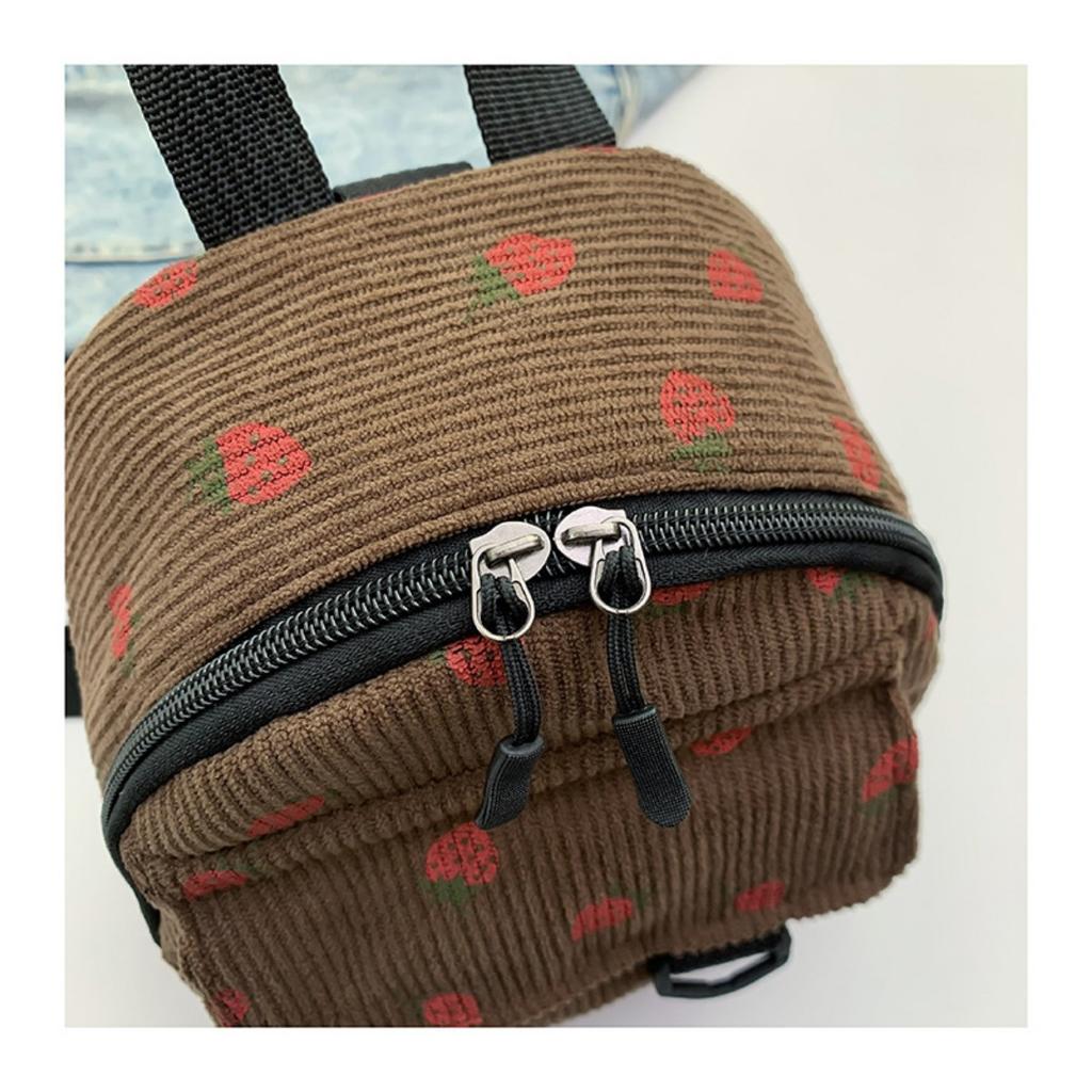 Ein einzigartiger Erdbeer-Mini-Rucksack aus leichter Polyesterfaser. Ausgestattet mit verstellbaren Schultergurten, Reißverschluss und Handwäsche-Funktion