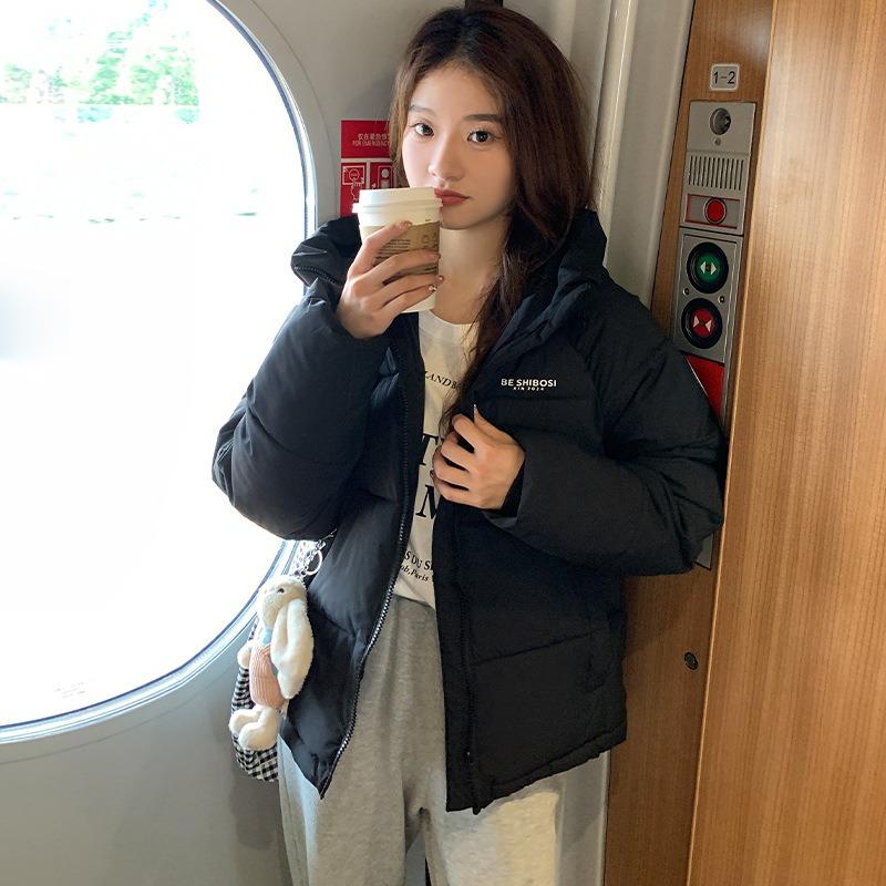 

Маленькая короткая стеганая куртка с капюшоном, зимняя новая студенческая стеганая куртка, женская утолщенная теплая стеганая куртка 3XL suggestion [145--160] catties чёрный