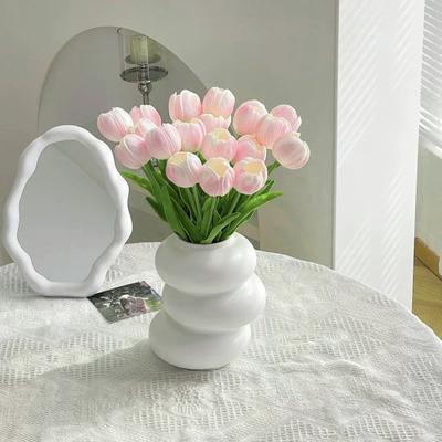 Boliginnredning – Dekorative blomster og kranser
