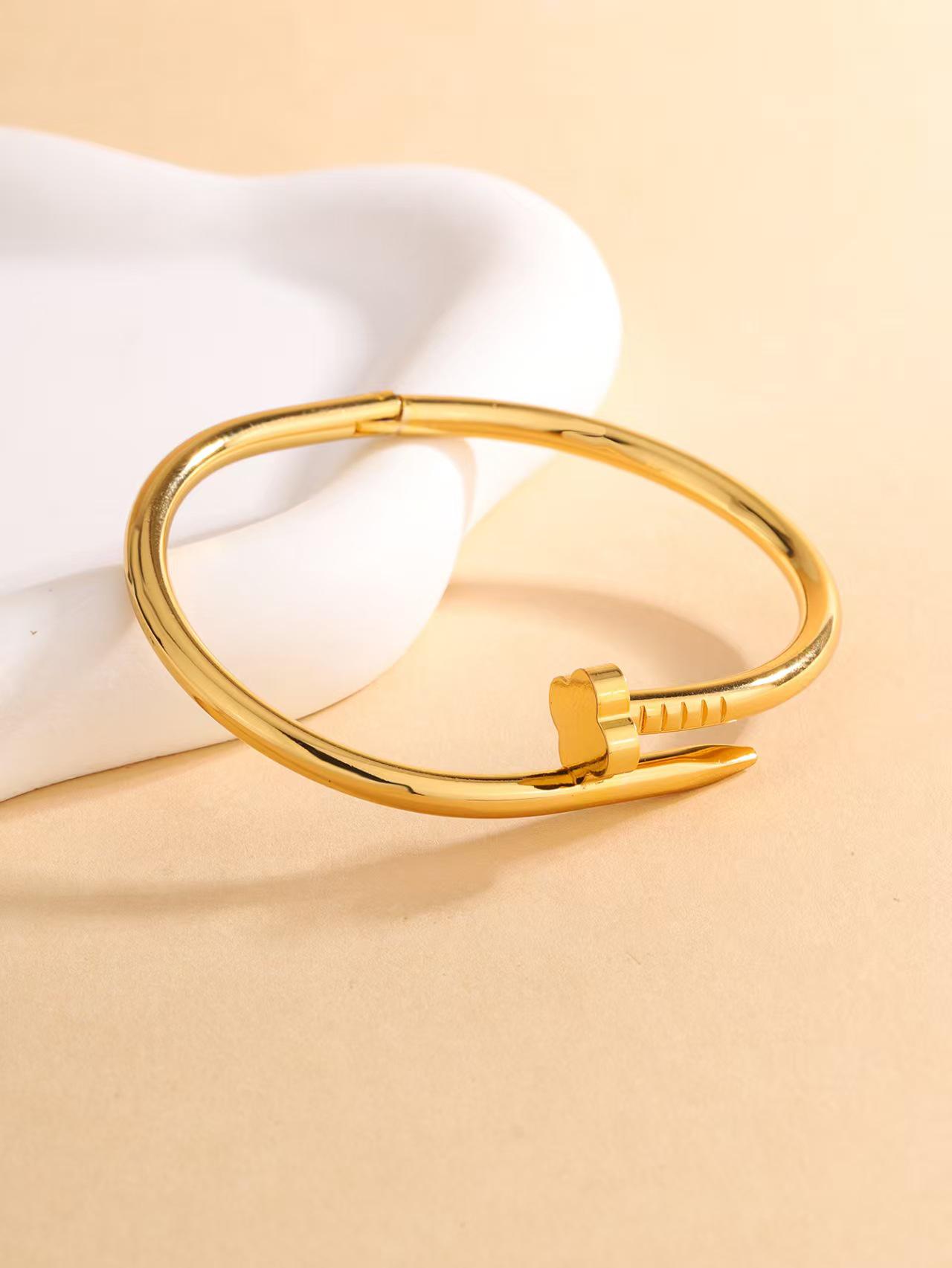 18K Goldplattiertes Diamant-Oval-Schnallenarmband, Retro-Hofstil für Damen, Leichter Luxusschmuck white