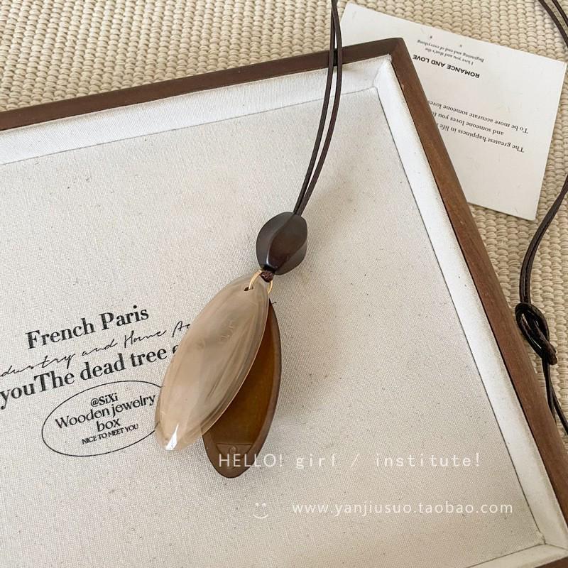 Retro Wooden Hip Flask Necklace: Versatile Choker & Sweater Chain Accessory for Women
