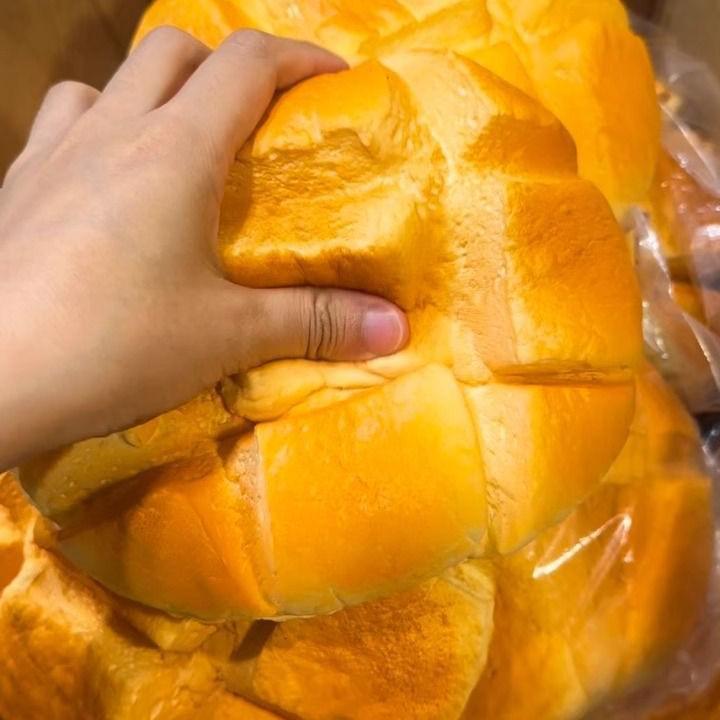 Pineapple Lava Bun Slow Rebound Squeeze Toy - Super Soft & Decompression Mini Artifact