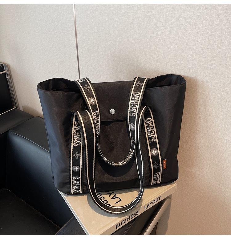 

Korean version niche design handbag bag women s new trendy fashion versatile shoulder bag commuter simple student tote bag One size чёрный