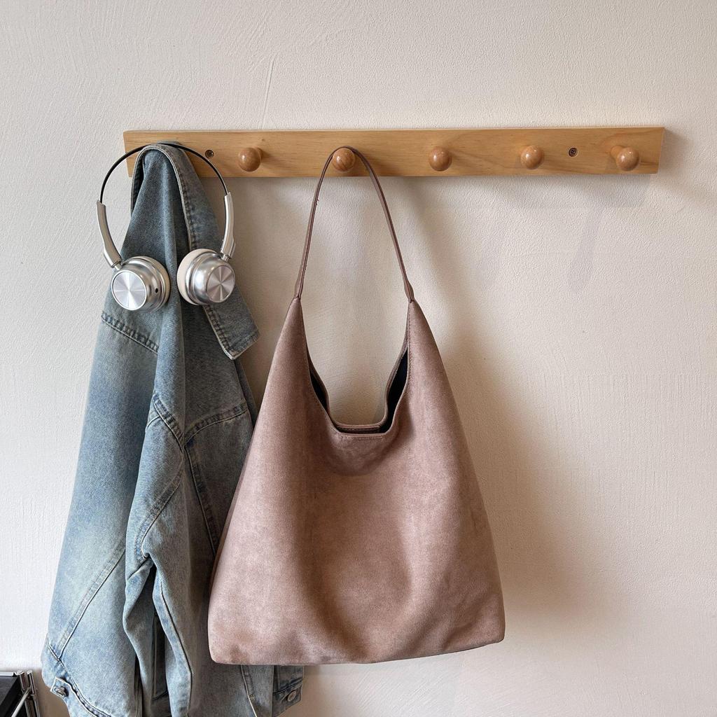 2025 Winter Retro Wildleder Schultertasche - Vielseitige Uni-Farbe, Große Kapazität, Unterarm-Bucket-Stil.