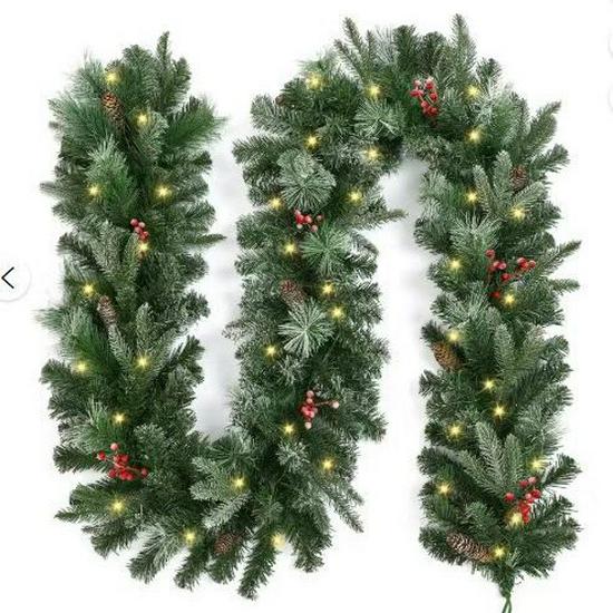 Weihnachtsszene Dekoration: Baumranken-Paket mit Tannenzapfen, roten Beeren und Ornamenten für Fenster oder Kamin