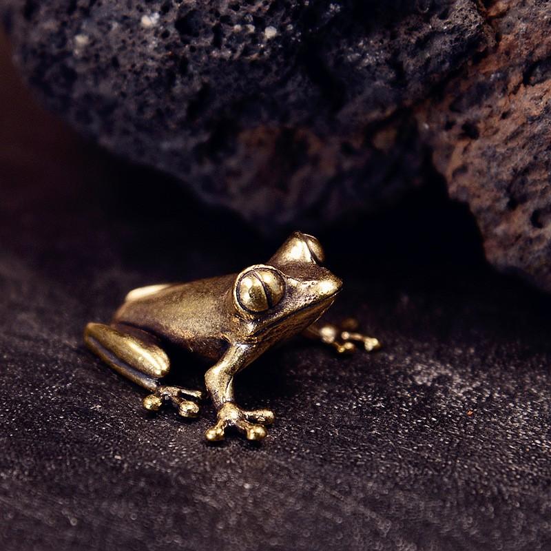 Mini Grenouille en Laiton Massif Ornement de Bureau Porte-clés Décoratif Figurine Animal Crapaud Porte-bonheur Décoration de Maison