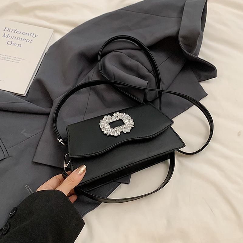 

Сумка-мессенджер через плечо в иностранном стиле в стиле ретро, модная маленькая квадратная сумка 2024 года, летняя новая простая модная женская сумка чёрный