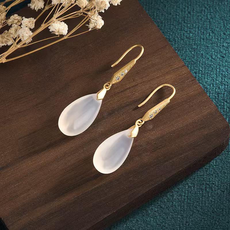 Chinese Style Qipao Earrings with Natural Chalcedony Agate Water Drop - Elegant and Fashionable Dangle Design золотой