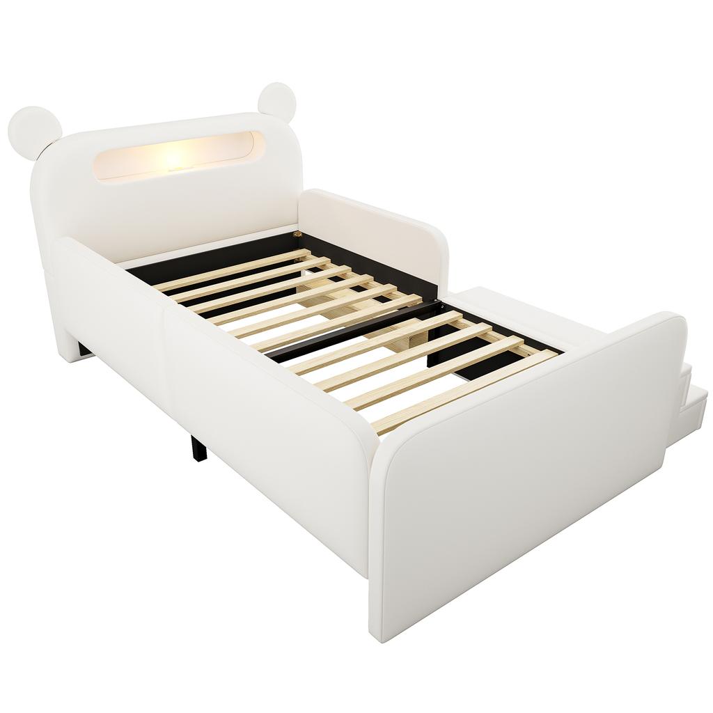 Dziecięce łóżko tapicerowane 90 x 200 cm z zagłówkiem w kształcie głowy misia, lampką nocną, portem ładowania USB, schowkiem i siedziskiem-stopniem, pokrycie ze skóry ekologicznej, białe