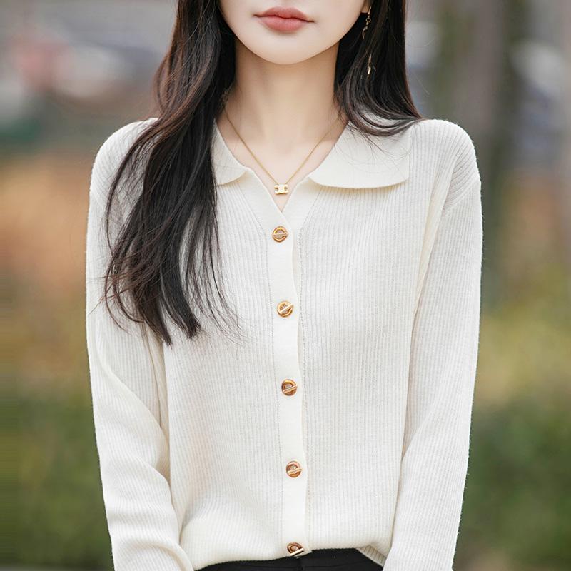 Lekki kardigan damski wykonany w 50% z wełny i w 50% z jedwabiu morwowego – uniwersalny sweter na 4 pory roku zapewniający całoroczny komfort i styl