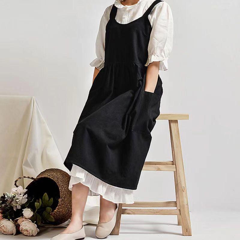 

Korean Style Cotton Linen Cross-Back Apron with Logo Print and Pockets, Perfect for Pastry, Floral Arrangement, or Art Workwear. Length 95 cm, Waist 100 cm, Hem 130 cm чорний