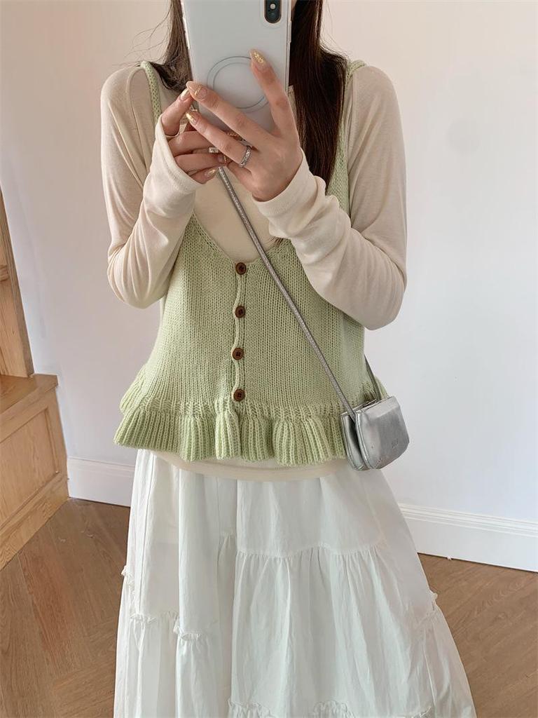 Korean Style V-neck Knit Camisole: Slimming Sleeveless Layering Vest for Spring & Autumn