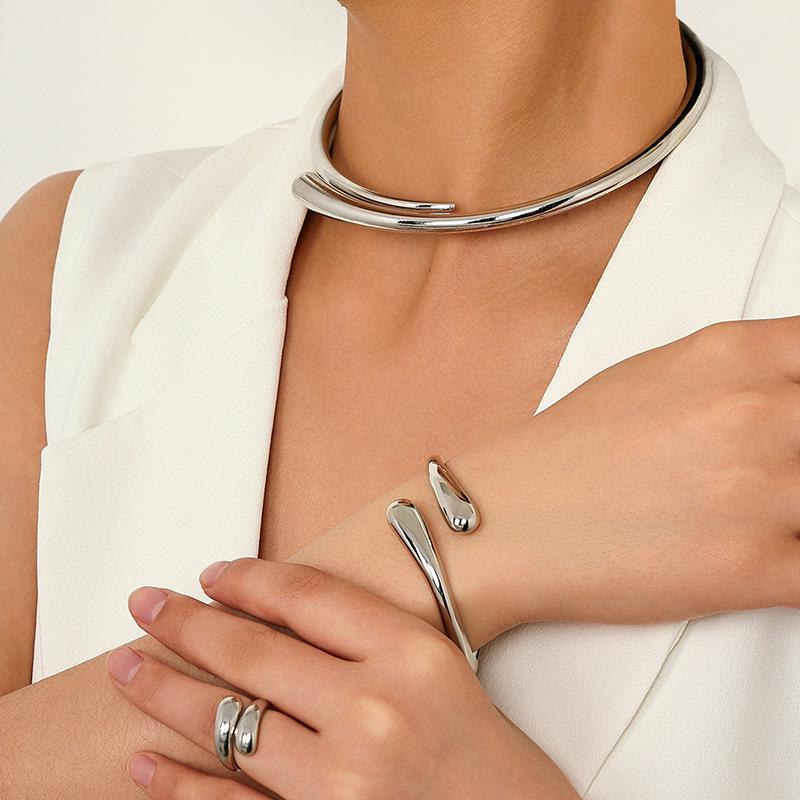 Ensemble de bijoux géométriques en métal chic: Bague, Collier Ras-du-cou et Bracelet pour Femme