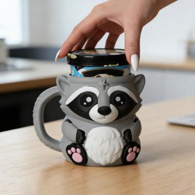 Yousheng Waschbär Eisbecher-Halter mit versteckter Snack-Schublade Löffel Wiederverwendbare Becherhülle für 16oz Eis Limonade Bierdosen Lustiges Neuheitsgeschenk für