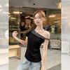 Schwarz gestreiftes asymmetrisches schräg geschnittenes kurzärmeliges T-Shirt Damen Sommer schulterfreies Design Sinn Nische eng anliegendes Oberteil
