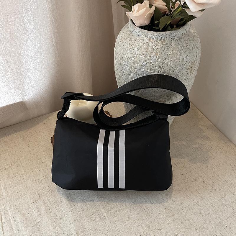 

Жіноча стильна універсальна нейлонова сумка через плече 2024 року - легка, проста та модна сумка через плече для спорту та відпочинку чорний