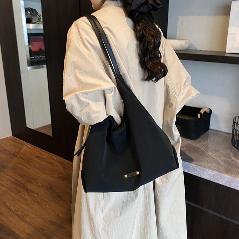 Stylish, Simple and High-end Single Shoulder Armpit Bag Women's New Super Soft Temperament Commuter Dumpling Oblique Span Bag