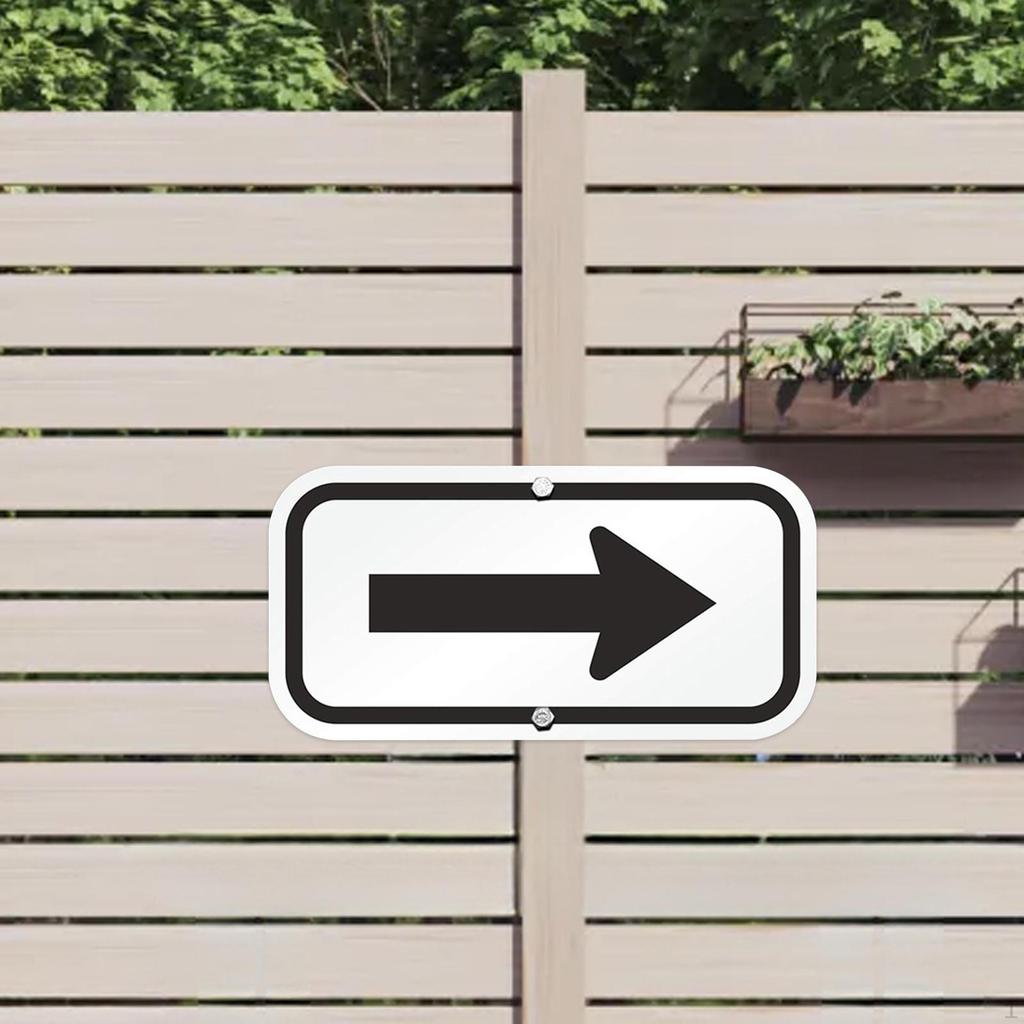 Pfeilförmiges Verkehrszeichen mit reflektierenden Buchstaben auf der Innenseite