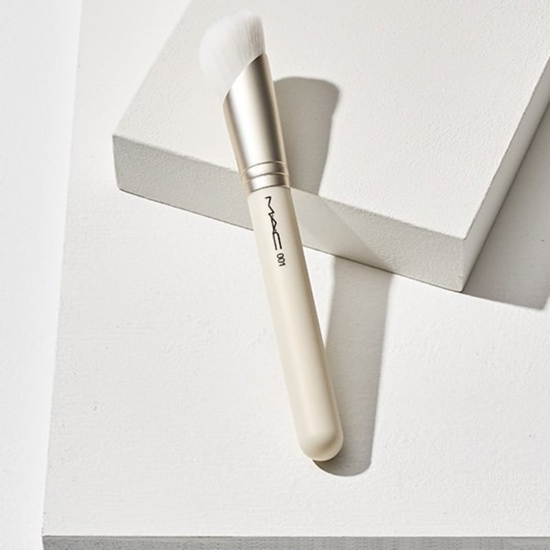 

[Mac] 001 Hyper Real Skincare Brush