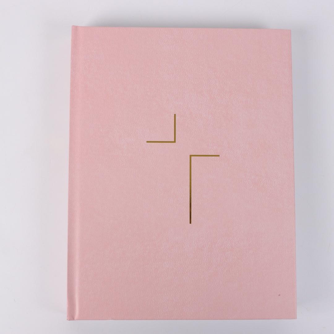 

Полностью английская версия Библии с розовой обложкой из синтетической кожи, подходящая для ежедневного чтения в дороге. StyleA