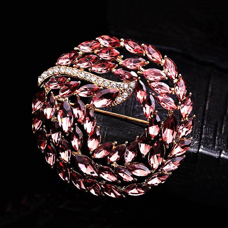 

Elegant Retro Crystal Brooch: Versatile European & American Design for Women s Suits