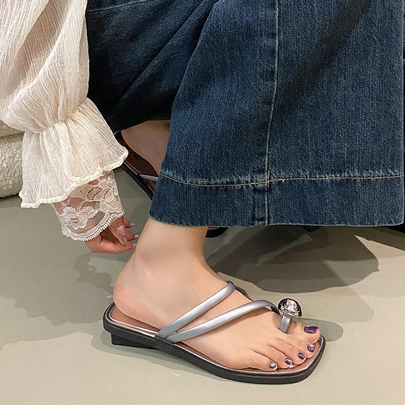 New Dating Temperament Cool Slippers Women's Versatile Skirt Low Heel Rhinestone Light Non-slip Wear-resistant Cool Slippers