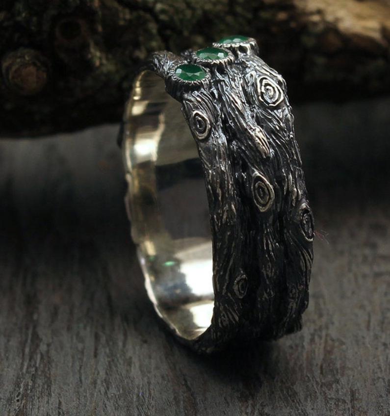 Hecheng Retro Black-Gold Ring with Inlaid Green Diamond and Silver Branch Design
