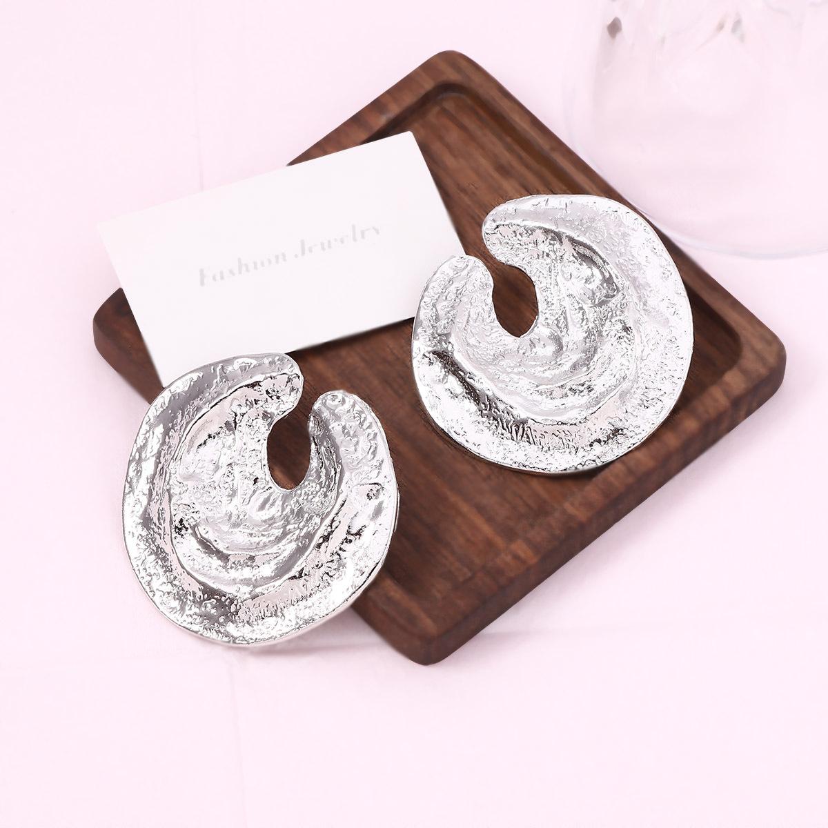 

Нові сережки-пусети з увігнуто-опуклою текстурою, нерегулярним плісуванням та геометричним круглим дизайном, що продаються як трендові подіумні дизайни для знаменитостей